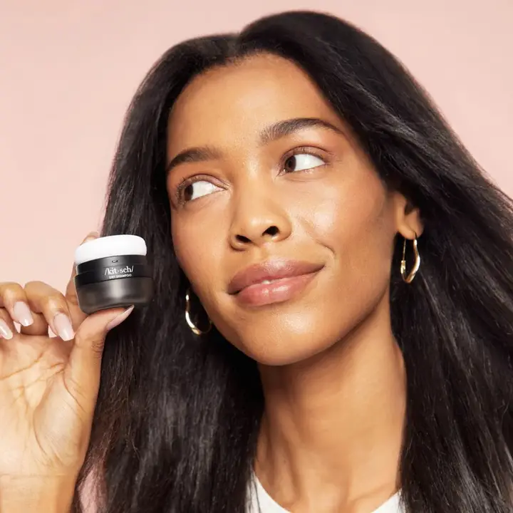 /kit.sch/ Volumizing Rice Protein Dry Shampoo - Dark Tinted Powder